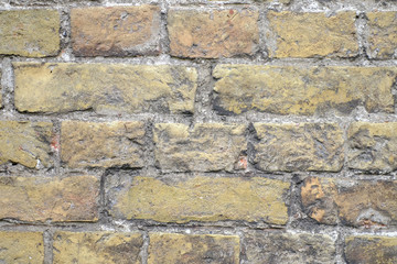 Verwitterte Backsteinmauer mit Betonfugen