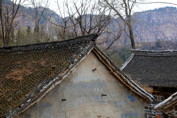 Fototapeta na wymiar Ridge of folk house in mountain village
