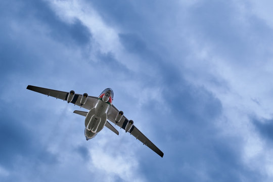 Heavy airlifter plane upshot