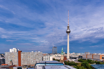 Naklejka premium Fernsehturm w Berlinie widok z Berliner dom