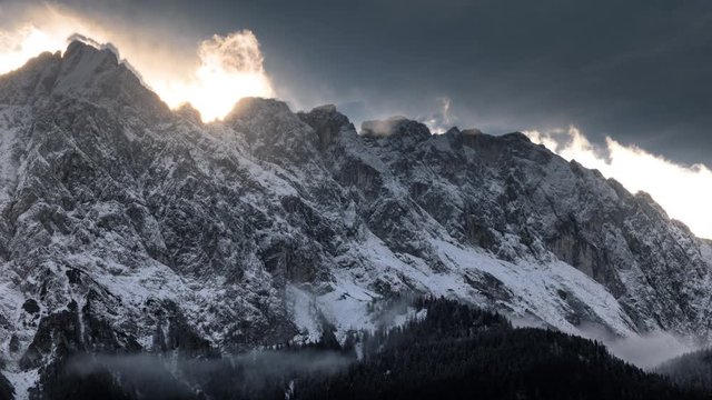 Zugspitzgebirge bei Sonnenaufgang im Zeitraffer