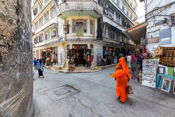 Foto op Plexiglas straatbeeld op de hoek in de stad van stenen stad zanzibar stad vol leven en activiteit © mikefoto58
