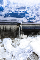 Wasserfall Staustufe, Spiegelung Wolken