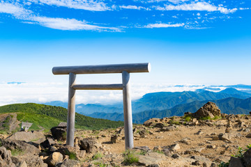 Fototapeta na wymiar 蔵王山神社鳥居と雲海の山岳風景
