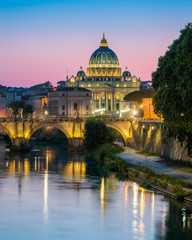 Fototapeta premium Panoramę Rzymu w letni wieczór, widzianą z mostu Umberto I, z Bazyliką Świętego Piotra w tle.