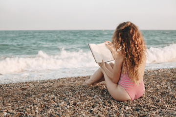 chica leyendo un libro en la playa 