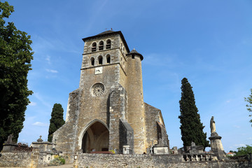 Fototapeta na wymiar Vue sur l'église Saint Sauveur à Puy-l'Evêque