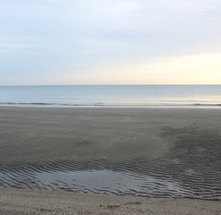 Ebbe am frühen Morgen an einem Strand der Adria - Rippelmarken