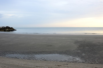 Menschleerer Strand am frühen Morgen an der italienischen Adria - Ebbe und Flut - Gezeiten