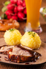 bayerischer Schweinebraten mit Kartoffelknödel