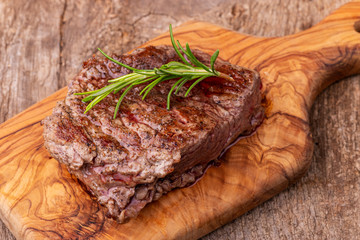 gegrilltes Steak auf Holz mit Rosmarin