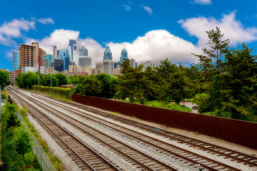 Obraz premium Railroad tracks lead into the city center of Philadelphia Pennsylvania