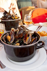 Plat de moules frites en terrasse de restaurant