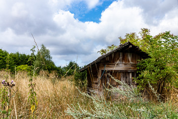 Fototapeta na wymiar verlassene Holzhütte