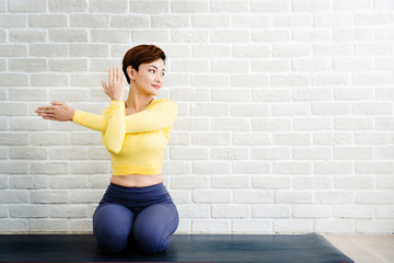 Yoga activities are popular with Asian women who take care of themselves. Which exercise can be played at home Or can have a gym And is training the muscles to make the body healthy and strong