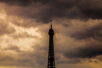 Silhouette de la tour Eiffel sur fond nuageux