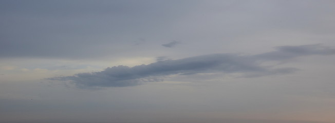 Obraz na płótnie Canvas Wolkenstimmung am frühen Morgen über dem Meer