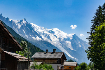 Fototapeta na wymiar Vue sur les montagnes des Alpes