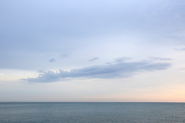 Fototapeta na wymiar Dramatische Wolkenstimmung bei Sonnenaufgang über dem Meer