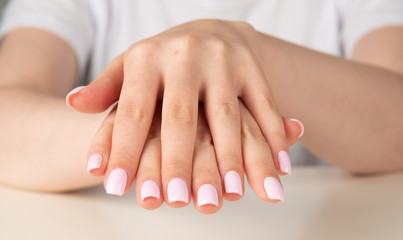 Obraz na płótnie Canvas female hand with light pink nail design....