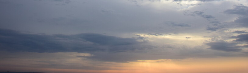 Obraz premium Wolkenstimmung am Meer nach einer Gewitternacht