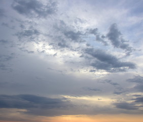 Dramatische Wolken bei Sonnenaufgang über dem Meer