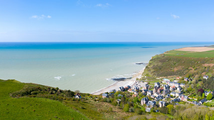 Les Petites Dalles, village en Normandie au bord de la mer et des falaises lors d'une journée...