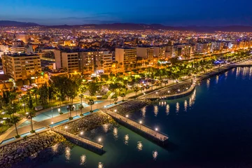 Papier Peint photo Chypre République de Chypre. Vue nocturne de Limassol. Éclairé la nuit les rues de Limassol. Vue de dessus de Chypre. Vacances à Chypre. Embarcadères et quai. Une jetée piétonne mène à la mer.