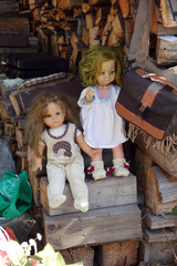 Puppen auf einem Flohmarkt