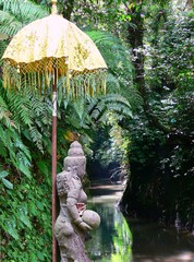 Statue au bord d'une rivière à Bali