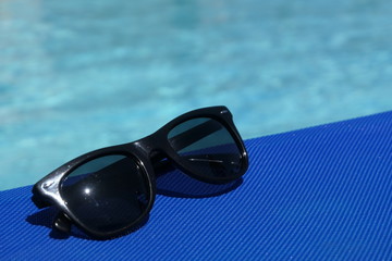 lunettes de soleil à la piscine