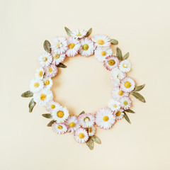 Round wreath frame copy space mock up. Daisy chamomile flower buds background. Flat lay, top view floral summer concept.