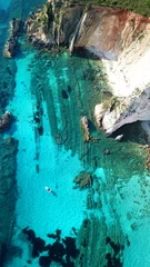 Fotobehang Aquablauw Luchtfoto drone foto van tropische Caribische turquoise baai met grote vulkanische witte kliffen en prachtige smaragdgroene zee