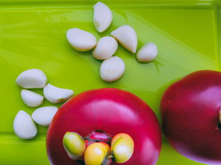 Garlic and Tomato hand, grade Baba Katya large-fruited, the weight of the fruit can be about 180 g.
