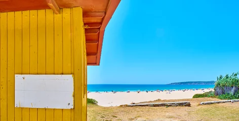 Crédence de cuisine en verre imprimé Plage de Bolonia, Tarifa, Espagne Playa de Bolonia Beach, a unspoiled white sand beach of Tarifa. And a  yellow beach hut with a blank cartel in the foreground. Tarifa, Cadiz. Andalusia, Spain.