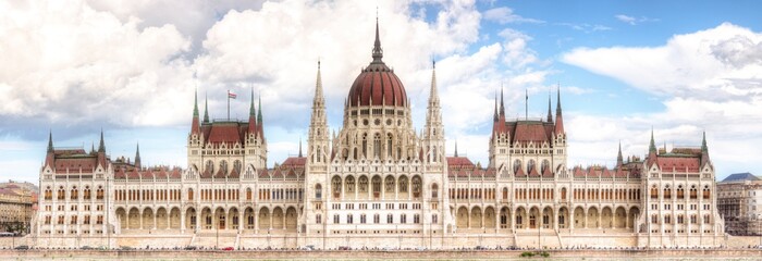 Das ungarische Parlamentsgebäude von der Donau aus gesehen