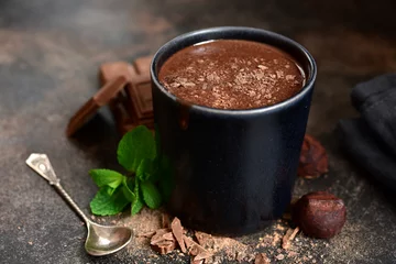 Foto op Aluminium Homemade hot chocolate with mint in a black mug. © lilechka75