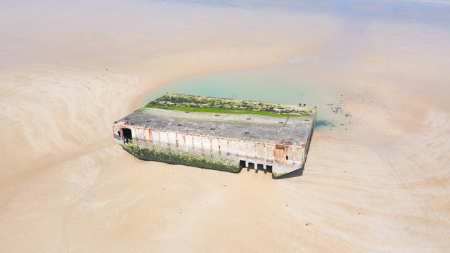 D&eacute;tail du port artificiel sur la plage &agrave; Arromanches-les-Bains