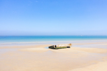 La plage d'Arromanches-les-Bains et le port artificiel sans personnage