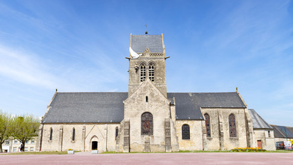 Vue globale de l'église de Sainte-Mère-Église