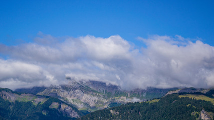 Fototapeta na wymiar Montagne dans les nuages et panorama alpestre