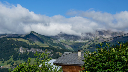 Montagne dans les nuages et panorama alpestre