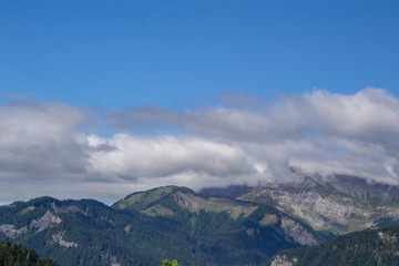 Fototapeta na wymiar Montagne dans les nuages et panorama alpestre
