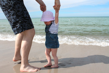 Vater und kleine Tochter haben Spaß am Strand