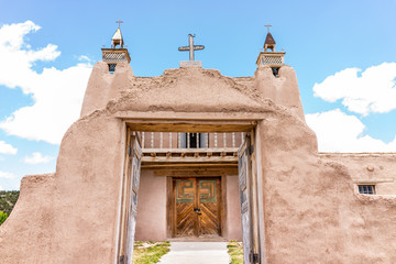 Naklejka premium Las Trampas Słynny kościół San Jose de Gracia przy High Road do wioski Taos z zabytkowym zabytkowym budynkiem w Nowym Meksyku