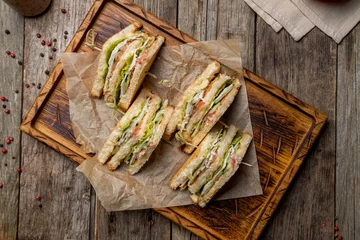 Fototapete Snack Club Sandwich mit Hühnchen auf Holzbrett