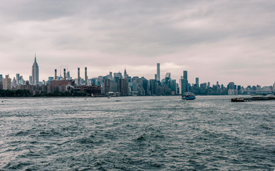 Fototapeta premium View on Manhattan midtown from Domino Park in Williamsburg, Brooklyn