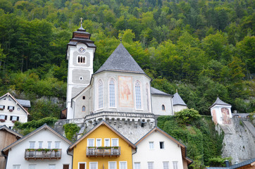 Fototapeta na wymiar 世界遺産　ハルシュタットの街並みと教会（オーストリア　オーバーエスターライヒ州　ザルツカンマーグート）