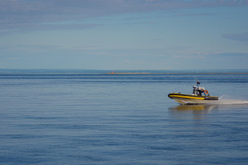 Naklejka premium boat in the sea