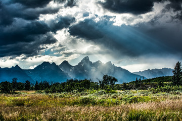 Obraz premium Sunbeams Cut Though the Clouds over the Tetons